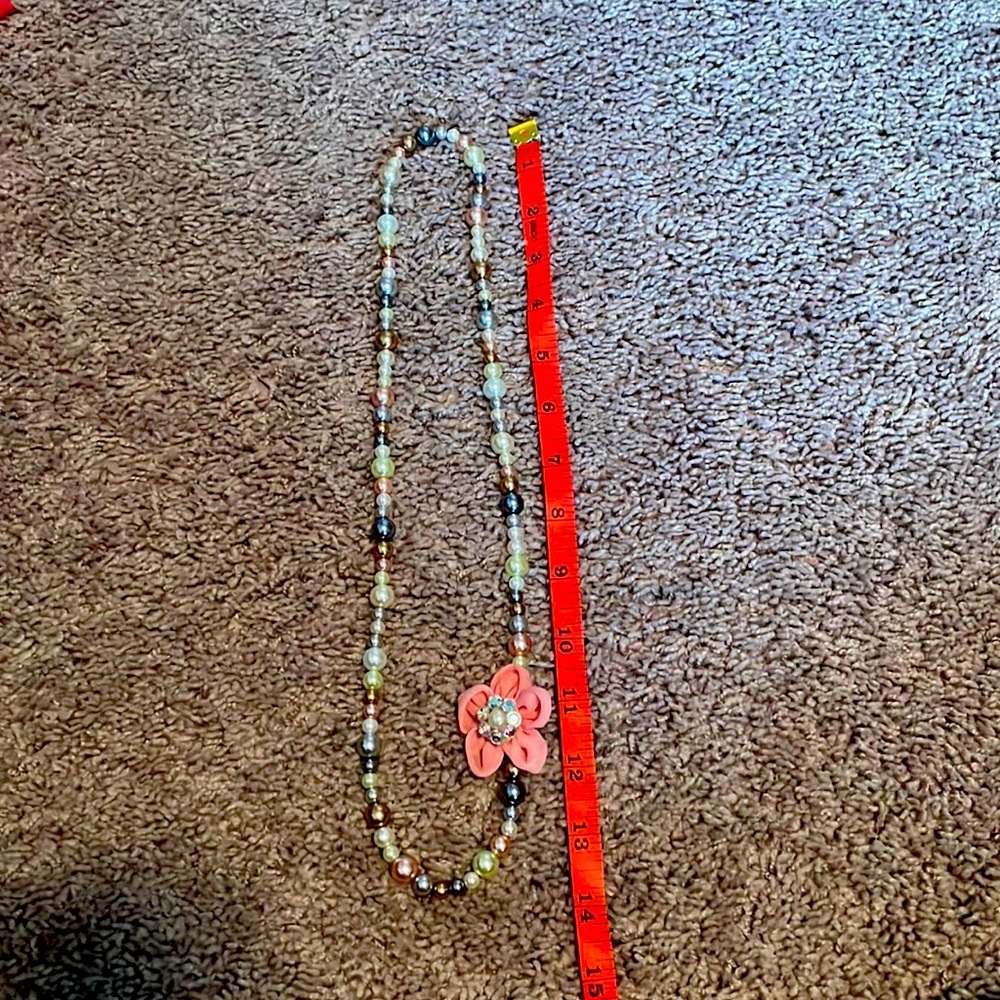 Beaded necklace with flower
